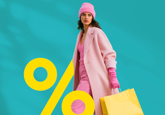 kobieta ubrana w różowy płaszcz i czapkę