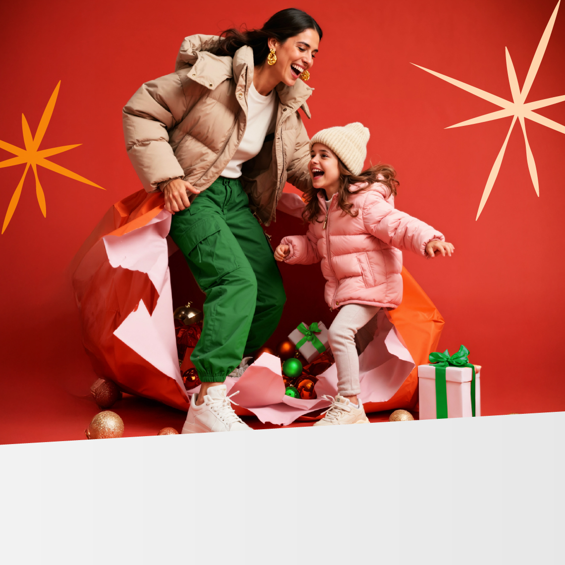 matka z córką śmieją się w świątecznym otoczeniu