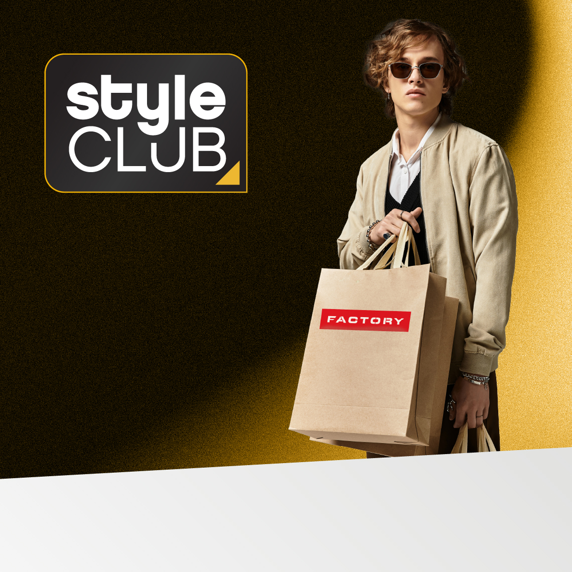 mężczyzna w trenczu i okularach przeciwsłonecznych