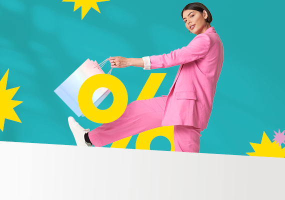 kobieta ubrana na różowo z torbą na zakupy