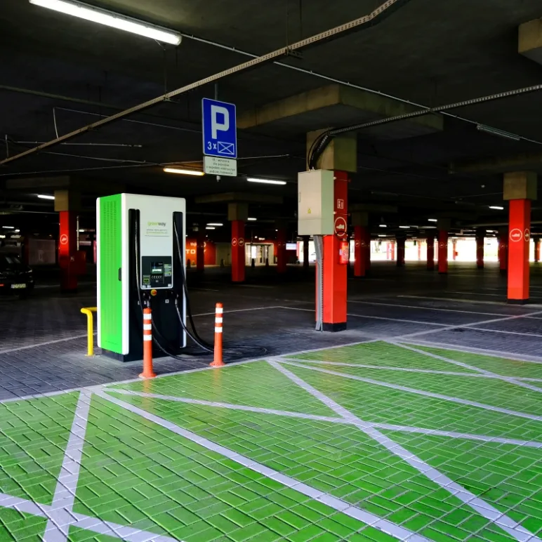 ładowarka elektryczna na parkingu Factory Poznań