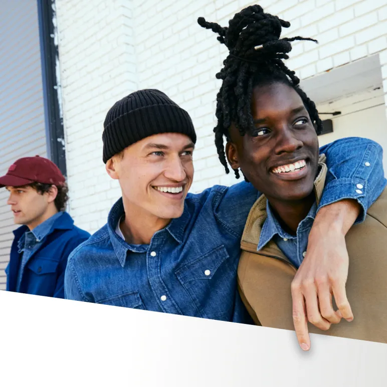 dwóch mężczyzn ubranych w odzież od marki jack&jones