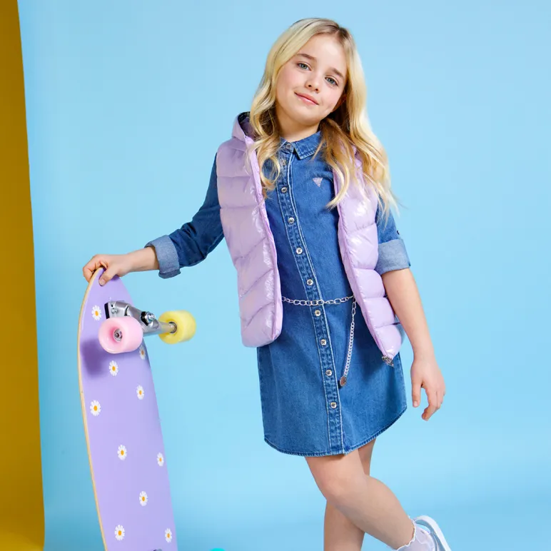 dziewczynka oparta o deskorolkę