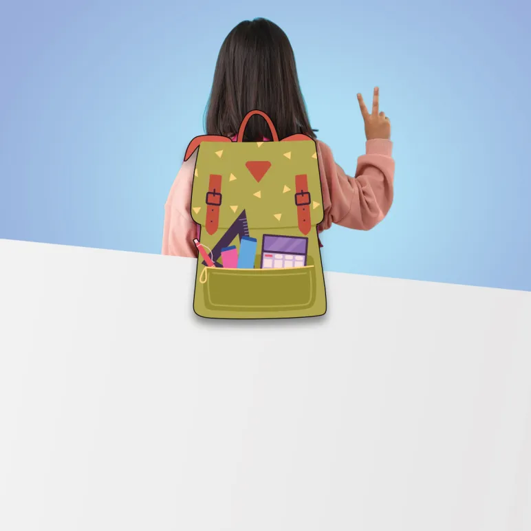 dziewczynka z tornistrem na plecach stoi odwrócona tyłem