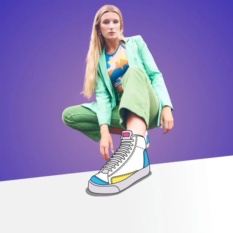 kobieta na fioletowym tle z ilustrowanym butem na pierwszym planie