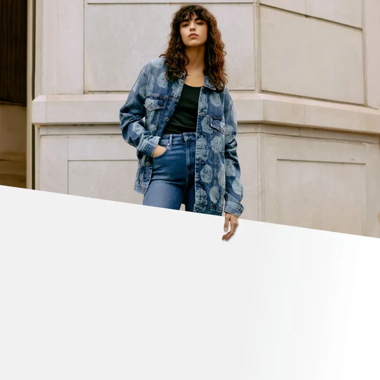 kobieta ubrana w denim