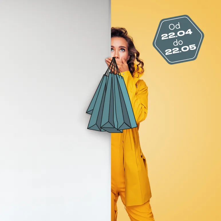 kobieta z torbami na zakupy zasłaniająca twarz ręką