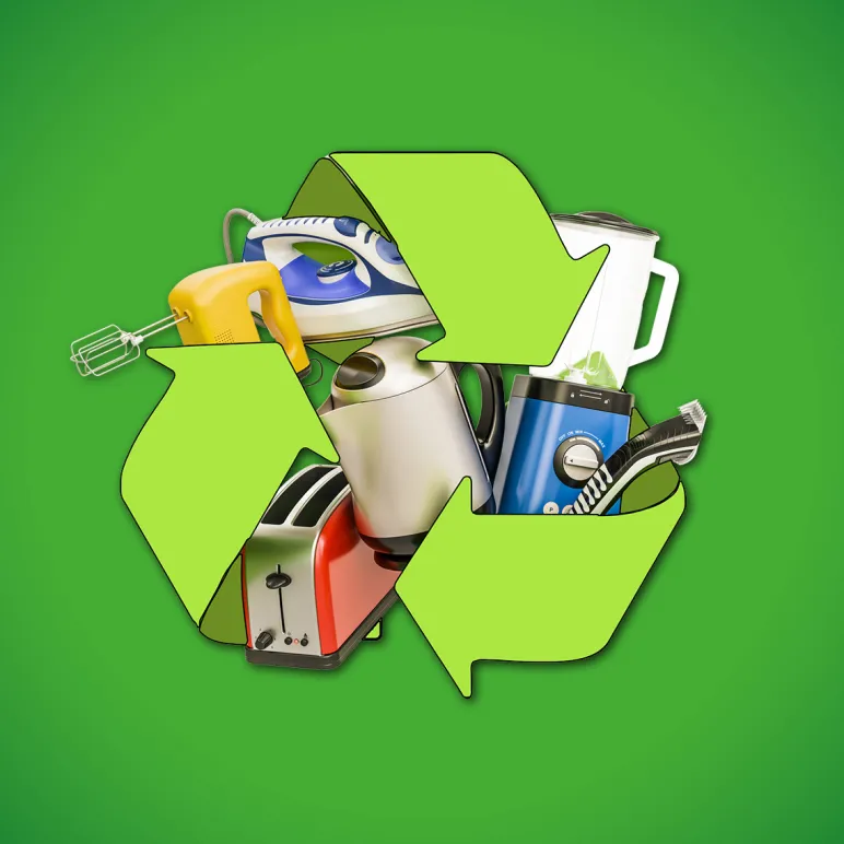 małe agd otoczone znaczkiem recyklingu