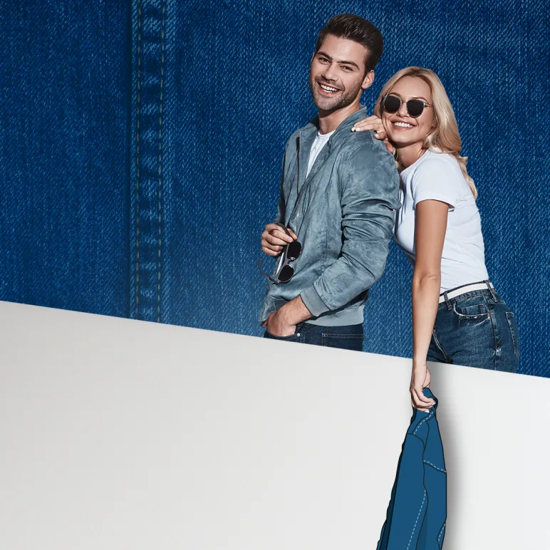 szczęśliwa para ubrana w denim