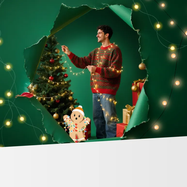 mężczyzna ubierający choinkę w światełka