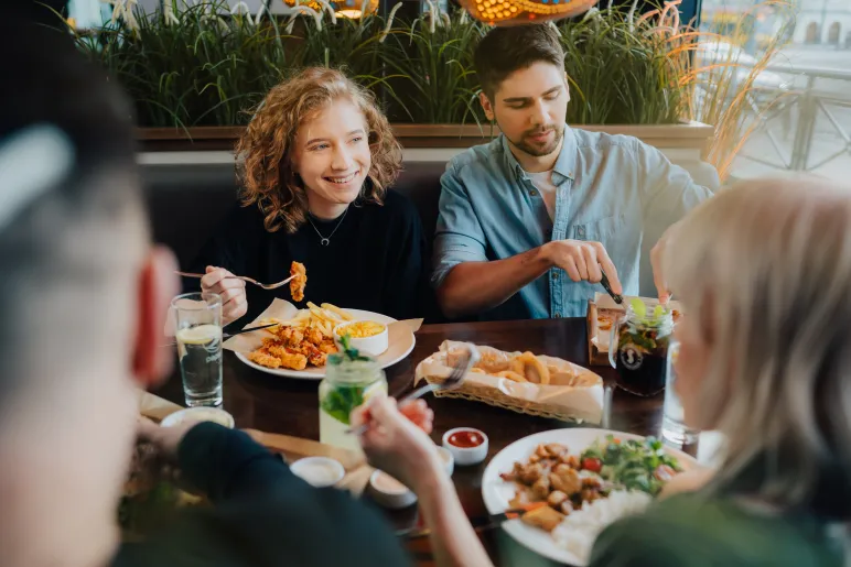 ludzie siedzący przy stole w restauracji