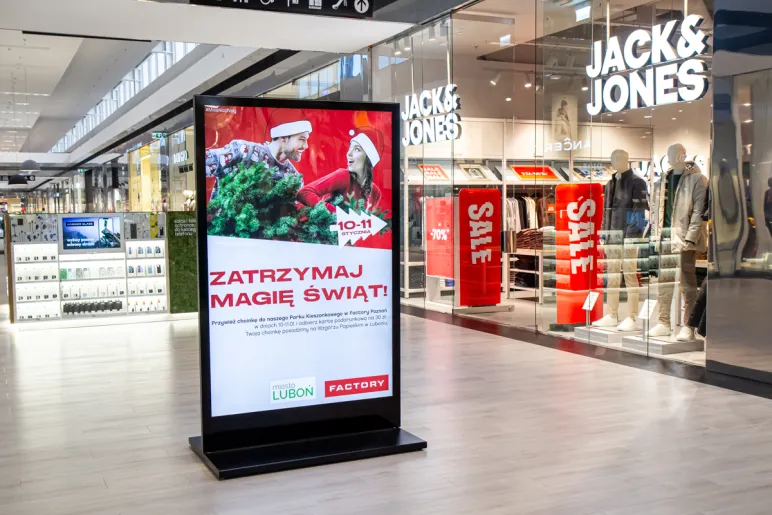 plakat o zbiórce choinek w Factory Poznań