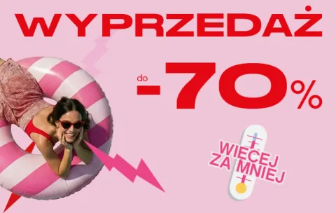 dziewczyna leży na dmuchanym kole
